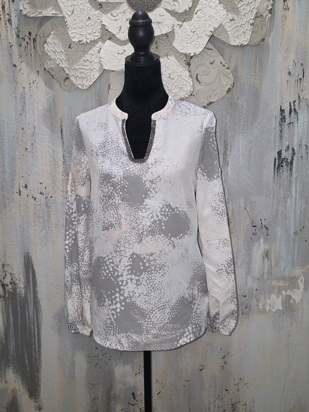 Juicy Couture Gray & Cream Abstract Print Long Sleeve Blouse W/jeweled V-neck XS